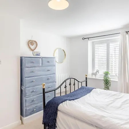 2 Bed In Oc-f31871 Holiday home *